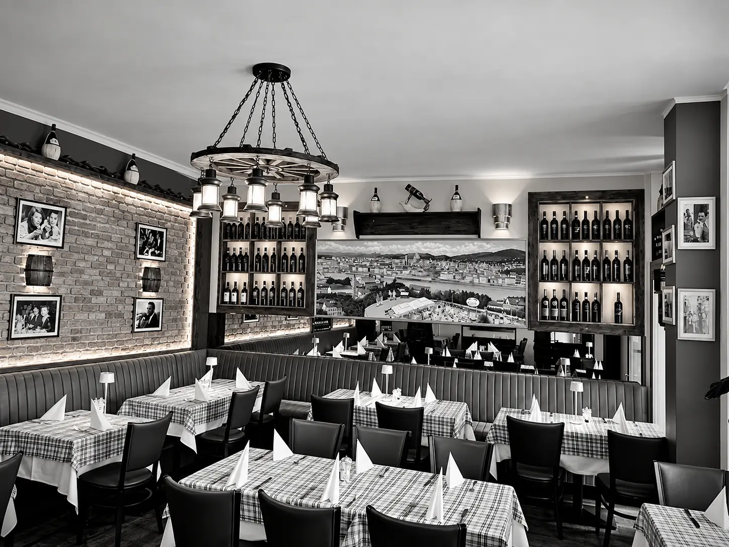 Gastraum der Trattoria in Schwarzweiß
