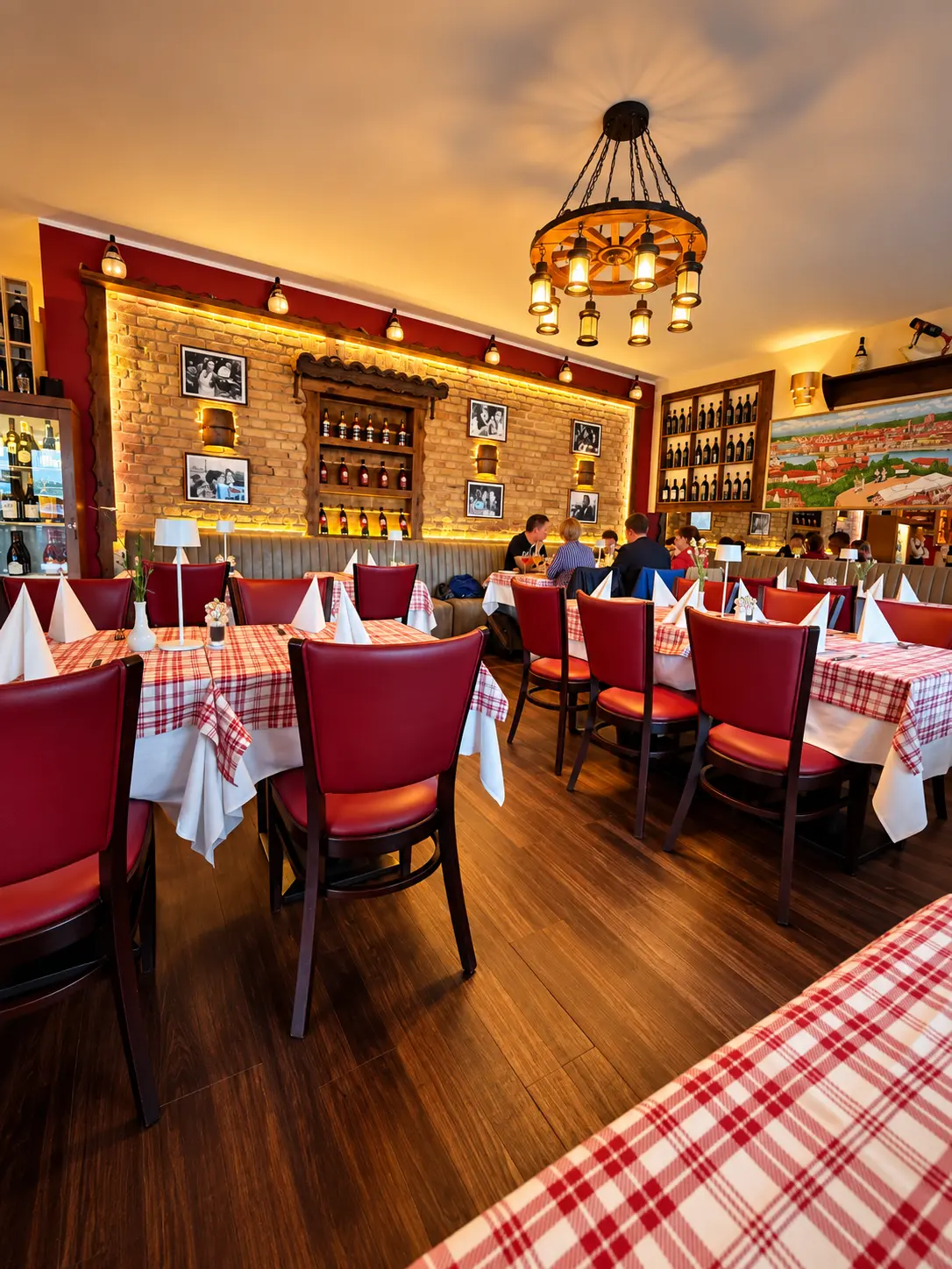 Der warme Gastraum der Trattoria