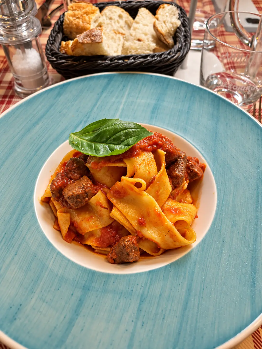 Pasta mit Tomatensauce und Basilikum