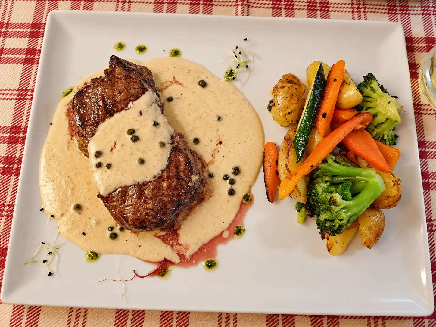 Steak mit Pfeffersauce und Gemüse
